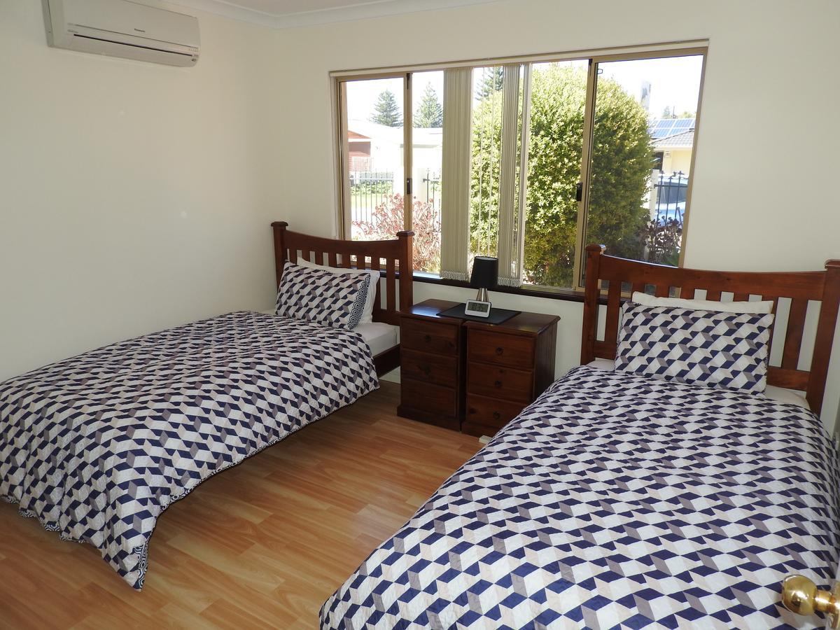 The Royal Dolphin Bed & Breakfast Safety Bay ร็อคกิงแฮม ภายนอก รูปภาพ