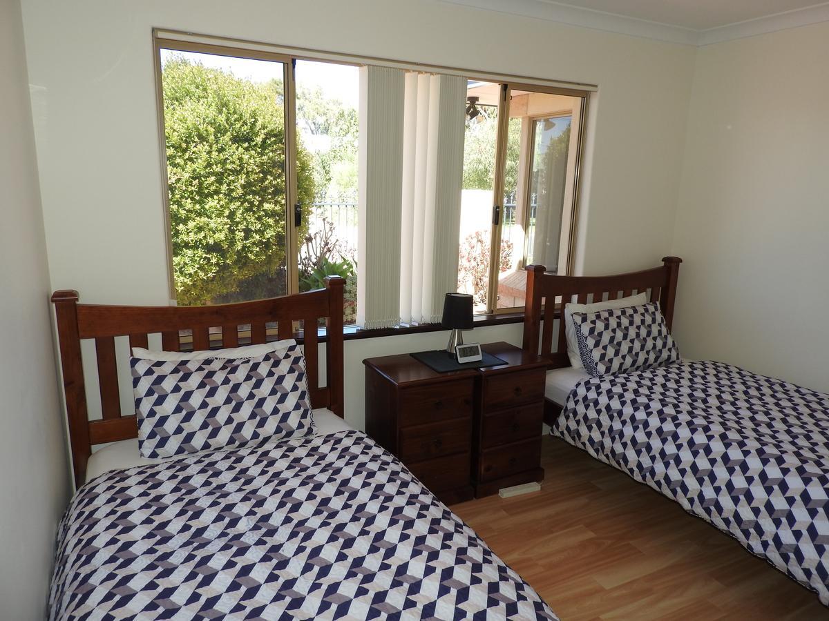The Royal Dolphin Bed & Breakfast Safety Bay ร็อคกิงแฮม ภายนอก รูปภาพ